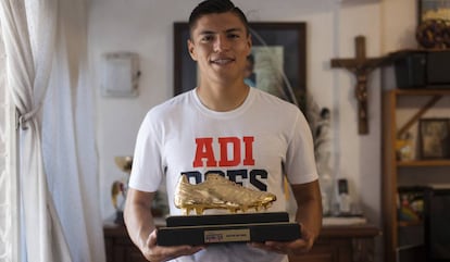 Cisneros segura a chuteira de ouro após ser o artilheiro do pré-mundial sub-20.