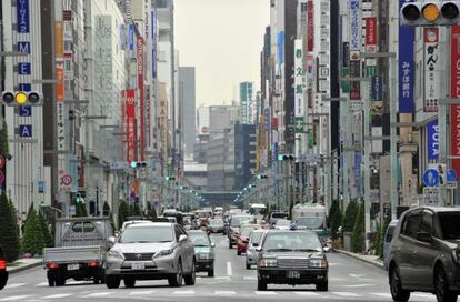 Una calle en el distrito comercial de Ginza en Tokio, Japón.