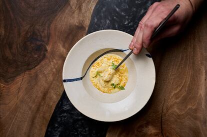 Plato de espárragos a la Urcelay. "La Urcelay es una antigua forma de guisar el bacalao muy en desuso, pero que en su día tuvo tanta importancia como el pilpil", explica Jabi. Esta receta consistía en guisar el bacalao con leche y laurel y ligar el resultado con un majado de almendras y ajo. "Nosotros utilizamos esa salsa para acompañar el espárrago (tanto verde como blanco), junto con un poco de tripa de bacalao. Terminamos el plato con una salsa a base de yema de huevo, yemas de erizo y naranja", remata.