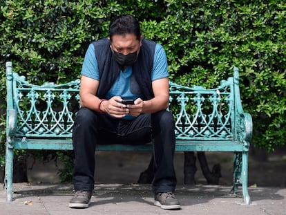 Un hombre mira su teléfono móvil en la ciudad de México durante la caída de Facebook, Instagram y WhatsApp el pasado lunes.