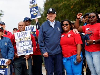 Joe Biden, el martes con huelguistas del sindicato UAW, en un piquete frente a una planta de General Motors en Bellville (Míchigan).