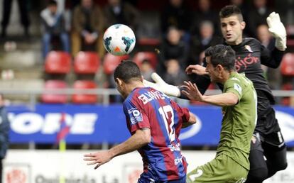 Gilvan Gomes marca el primer gol del Eibar.