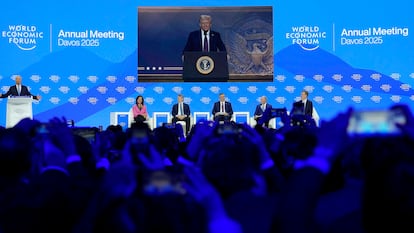 El público sigue la intervención por videoconferencia de Donald Trump este jueves en el foro de Davos.