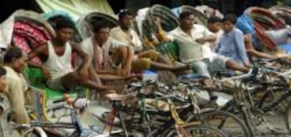 Conductores de rickshaw indios esperando a sus clientes.