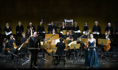 Los solistas Andrew Staples (interpretando a Jephte) y Carlota Colombo (como la hija de Jephte y su segunda esposa).