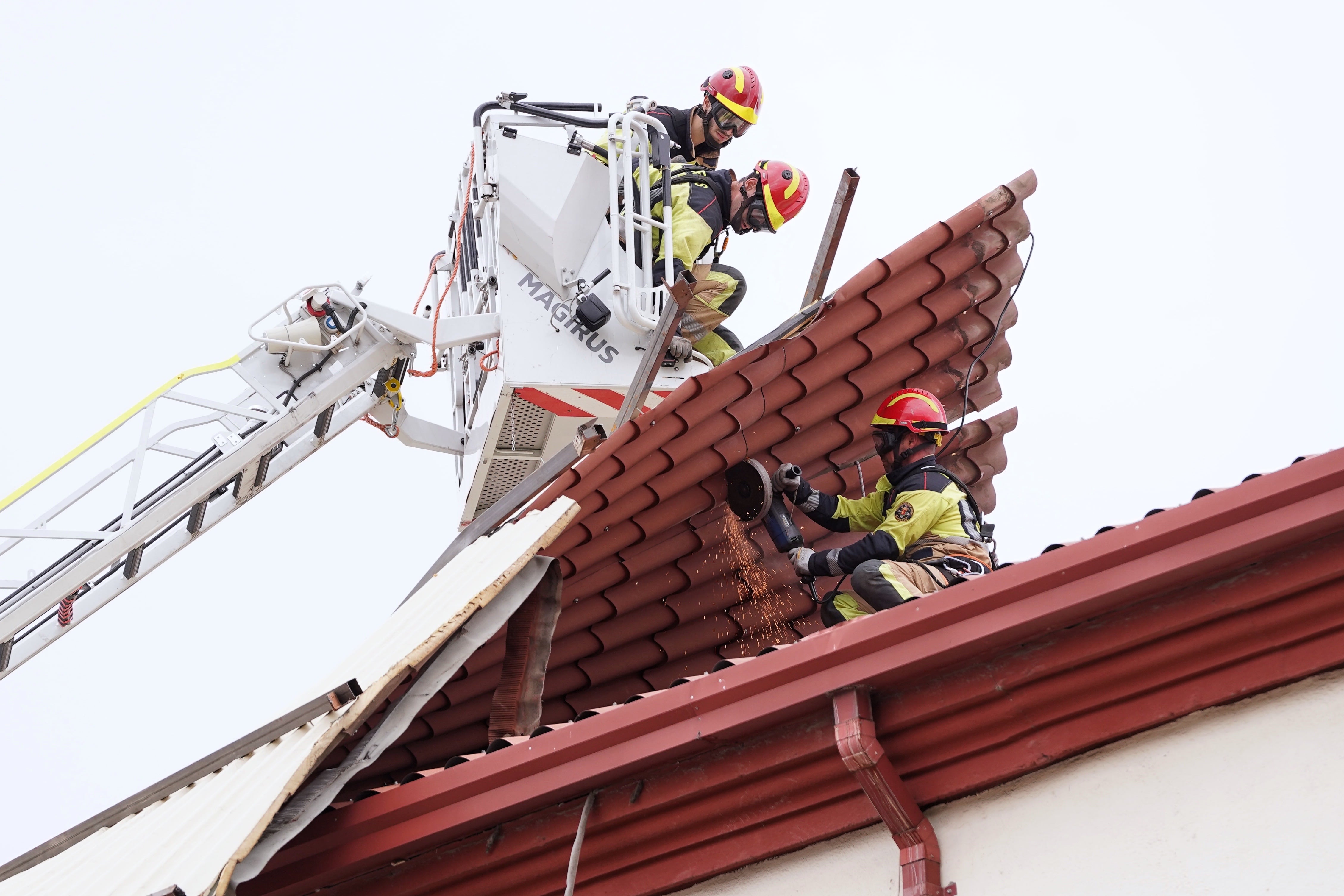 La borrasca ‘Kirk’ provoca inundaciones, cortes de carreteras, y vuelos y trenes cancelados en el norte de España 