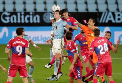 Santi Mina cabecea ante el Elche.