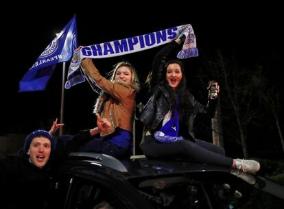 Hinchas del Leicester fuera del estadio del equipo que ayer celebró el título desde el sofá, en concreto el de casa de Jamie Vardy. 