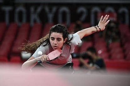 La siria Hend Zaza dispara contra la austriaca Liu Jia durante un partido de tenis de mesa individual femenino.