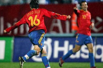 Villa, tras marcar el gol, se dirige hacia Morientes.