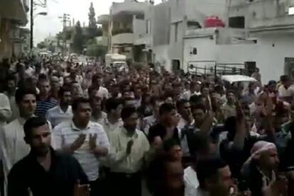 Imagen de vídeo de una protesta contra el régimen sirio en Hama, fechada ayer.