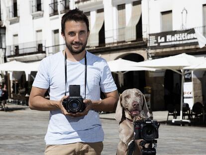 Amo y mascota, en una sesión fotográfica.