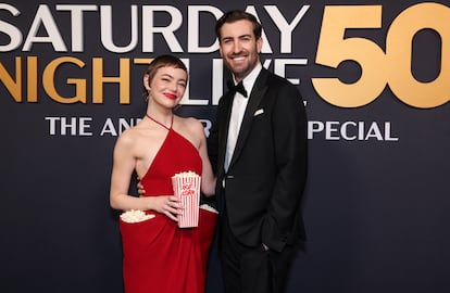 Durante la celebración del 50º aniversario del 'Saturday Night Live', una de las actrices que más dio que hablar a su paso por la alfombra roja, y sin necesidad siquiera de abrir la boca, fue Emma Stone (Arizona, 36 años). La intérprete, que acudió acompañada de su marido, el cómico Dave McCary (California, 39 años), sorprendió a todos por su original vestido con bolsillos llenos de palomitas, un diseño hecho a medida de Louis Vuitton. Algunos han visto en esta apuesta una referencia clara al discurso de su colega Demi Moore en los Globos de Oro, cuando criticó que un productor le dijo una vez que era una actriz "de cine de palomitas".