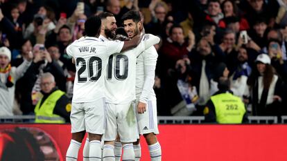 Asensio recibe las felicitaciones de Benzema, Modric y Vinicius por un gol de esta temporada.
