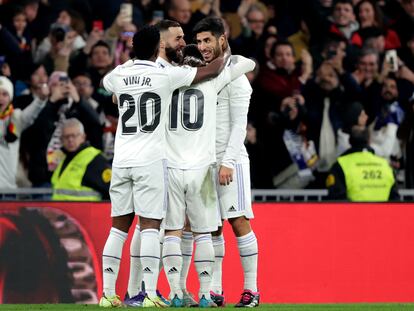 Asensio recibe las felicitaciones de Benzema, Modric y Vinicius por un gol de esta temporada.