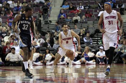 Calderón controla la bola ante Ed Davis