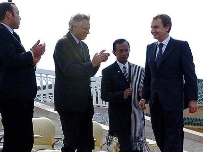 De izquierda a derecha, Mohamed VI , Dominique de Villepin, el representante del presidente de Madagascar y José Luis Rodríguez Zapatero