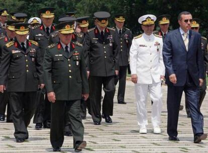 El primer ministro turco, Recep Tayyip Erdogan, y la cúpula de las Fuerzas Armadas, en 2005.