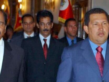 Ch&aacute;vez recibe a recibe al presidente de la RASD (Rep&uacute;blica &Aacute;rabe Saharui Democr&aacute;tica), Mohamed Abdelaziz, en 2004 en Caracas.