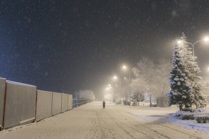 Un hombre camina bajo un manto de nieve en el pueblo bosnio de Bihác, donde hay tres campos de refugiados. Al lado de este camino nevado se encuentra el de Bira, una enorme y gigante nave industrial gestionada por la Organización Mundial de Migraciones (IOM), donde viven unos 2.000 inmigrantes de decenas de países, como Afganistán, Pakistán, Irak, entre otros. En Bira solo hay chicos y la media de edad no supera los 30 años. Dentro viven en tiendas de campaña y contenedores, muchos de ellos sin calefacción.