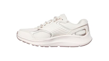 Skechers sobre fondo blanco