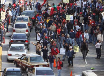 Los manifestantes intentan cerrar el paso a los coches en una de las entradas de la ciudad.