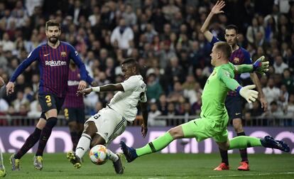 Ter Stegen saca un balón ante Vinicius.