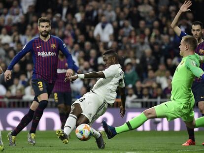 Ter Stegen saca un balón ante Vinicius.