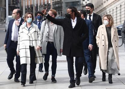 Yotuel Romero saluda a su llegada al Congreso de los Diputados, el jueves 25, donde se reunió con representantes de varios partidos. 