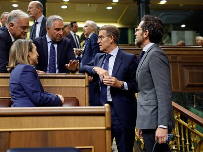 De derecha a izquierda, Borja Sémper, Alberto Núñez Feijóo, Elías Bendodo, Cuca Gamarra y Esteban González Pons, antes del pleno sobre el uso del catalán, el euskera y el gallego, el martes.