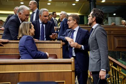 De derecha a izquierda, Borja Sémper, Alberto Núñez Feijóo, Elías Bendodo, Cuca Gamarra y Esteban González Pons, antes del pleno sobre el uso del catalán, el euskera y el gallego, el martes.