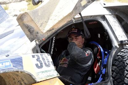 Carlos Sainz sentado en el coche después del fallo mecánico que sufrió en la décima etapa. 