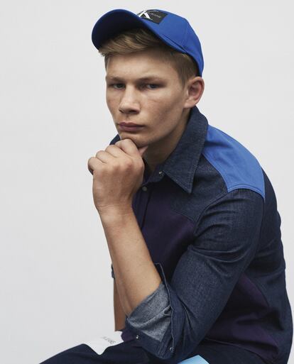 Gorra de camionero con el primer logo de Calvin Klein Jeans y camisa tejana en denim azul y paneles morado y blanco.</p> Maquillaje: Verity Cummings. Peluquería: Stephen Low. Dirección de ‘casting’: Remi Felipe. Modelos: Shaden Phillips (Select Models) y Jake Monson (IMG).