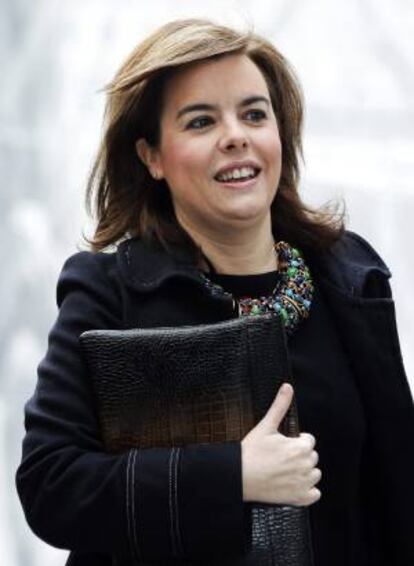 La vicepresidenta del Gobierno, Soraya Sáenz de Santamaría, a su llegada hoy al Congreso de los Diputados para asistir a la primera jornada del debate sobre el estado de la nación.