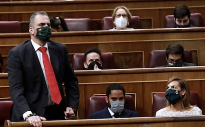 El diputado de Vox Javier Ortega Smith emite su voto en la segunda sesión del debate de moción de censura presentada por Vox, este jueves en el Congreso.