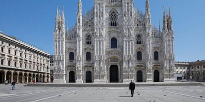 El cantante de ópera, Andrea Bocelli, ayer ante la Catedral de Milán. 