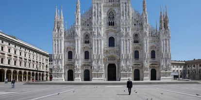 El cantante de ópera, Andrea Bocelli, ayer ante la Catedral de Milán. 