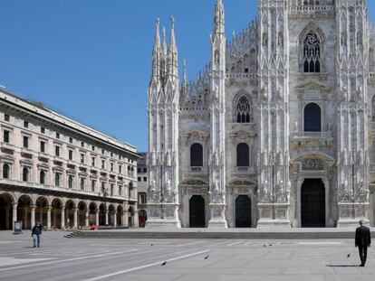 El cantante de ópera, Andrea Bocelli, ayer ante la Catedral de Milán. 