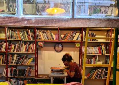 Uma leitora no interior da livraria Simples, em São Paulo.