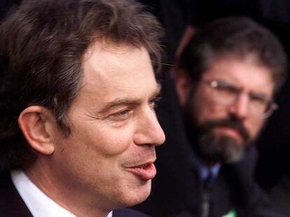 Tony Blair y Gerry Adams, en una de sus reuniones negociadoras, en abril de 1999.