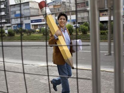 El caricaturista ecuatoriano Bonil llegando a la audiencia