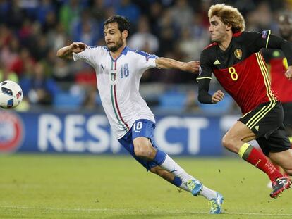 Fellaini y  Parolo disputan el bal&oacute;n. 