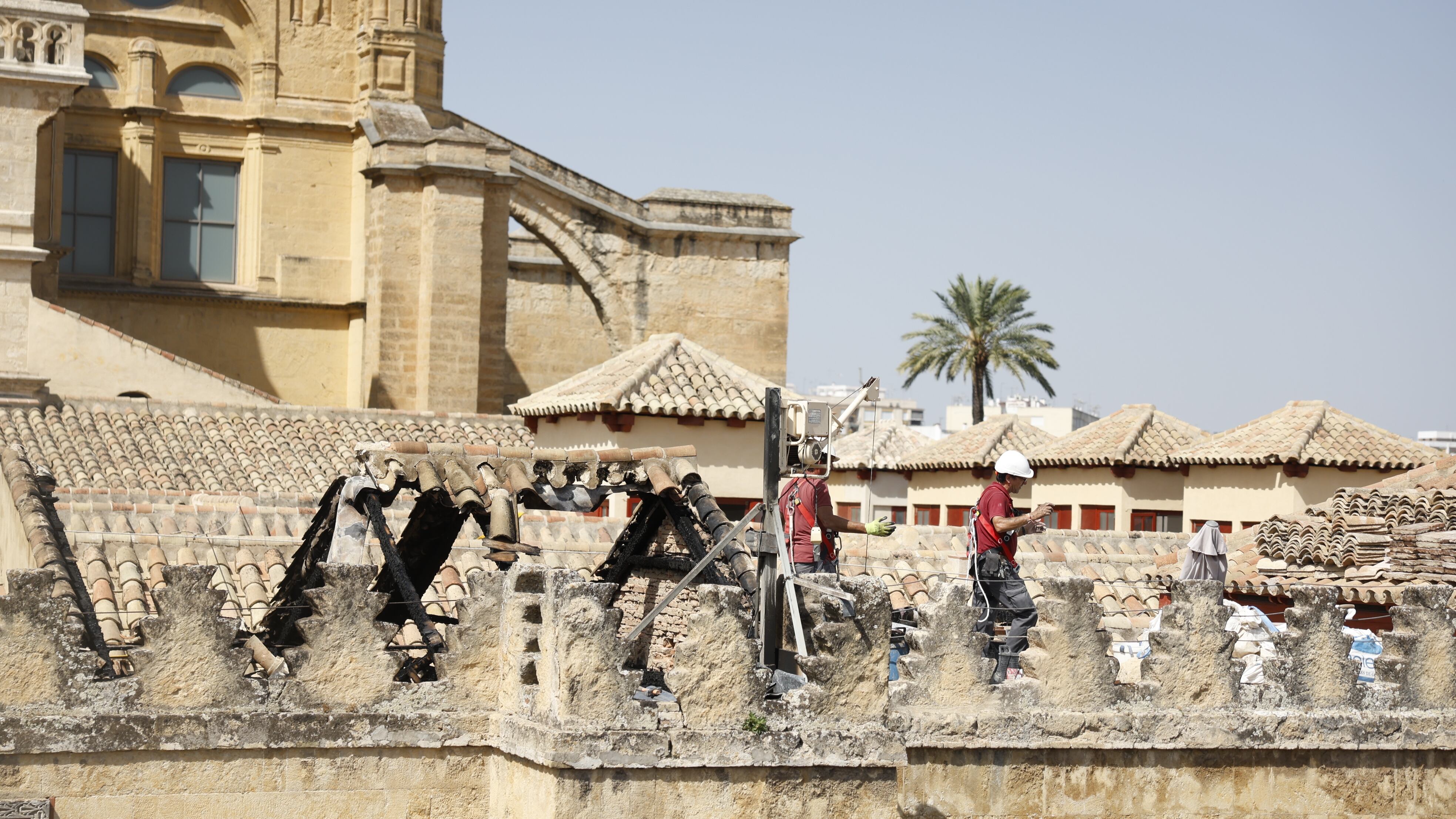 Colapsa el techo de una capilla de la zona donde se originó el incendio de la Mezquita de Córdoba