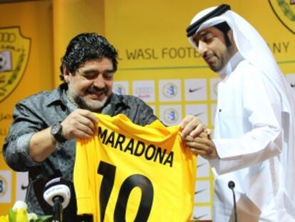 Maradona, en una foto de archivo con el presidente del Al Wasl, Marwan Bin Bayat.