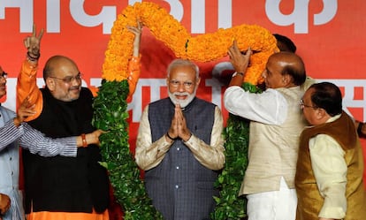 El primer ministro indio,Narendra Modi (en el centro), celebra su victoria en las elecciones generales.