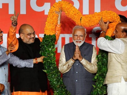 El primer ministro indio,Narendra Modi (en el centro), celebra su victoria en las elecciones generales.