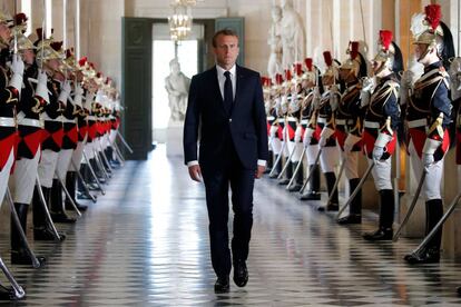 El presidente francés, Emmanuel Macron, camina por la 'Galerie des Bustes' para acceder al hemiciclo del Palacio de Versalles en una sesión especial del parlamento francés (Asamblea Nacional y Senado) en Versalles, cerca de París (Francia).