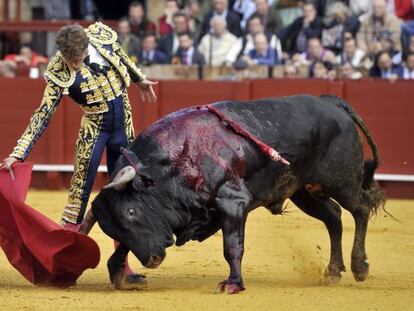 El Diestro de Gerena, Manuel Escribano, con su primer toro, durante la corrida de toros de Domingo de Resurrecci&oacute;n.