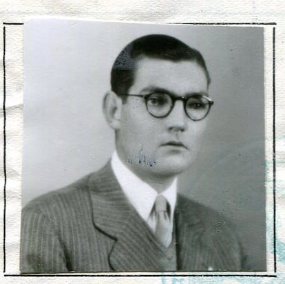 Fotografía de Julio Cortázar que aparece en su expediente de la Universidad Nacional de Cuyo.