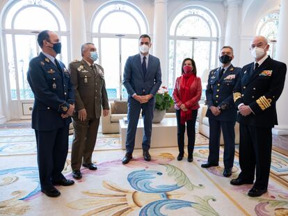 Los cuatro miembros de la cúpula militar, con el presidente del Gobierno y la ministra de Defensa el pasado día 13 en La Moncloa.